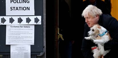 Boris Johnson con su perro Dilyn, tras votar en un colegio electoral en Londres.