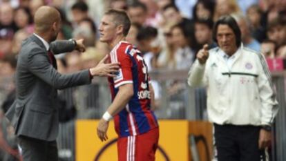 Guardiola, Schweinsteiger y el médico Müller-Wohlfahrt, durante un partido del Bayern.