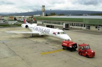 Un avión en pista en el aeropuerto de Vitoria-Foronda. EFE/Archivo