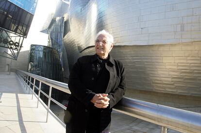 Frank Gehry, arquitecto, ante una de sus obras, el museo Guggenheim de Bilbao.