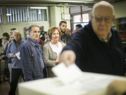Colas para votar en un intituto de Sant Vicens Dels Horts.