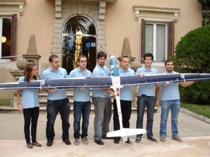 Equipo de la Universidad Politécnica de Cataluña que ha desarrollado el <i>Solar Endeavour UPC</i> con su vehículo.