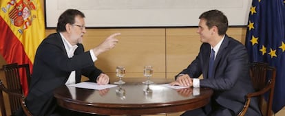 El presidente del Gobierno, Mariano Rajoy, y el líder de Ciudadanos, Albert Rivera, en una reunión en el Congreso en agosto de 2016.
