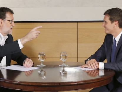El presidente del Gobierno, Mariano Rajoy, y el líder de Ciudadanos, Albert Rivera, en una reunión en el Congreso en agosto de 2016.