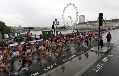 La maratón pasa por encima del río Támesis por el puente de Westminster.