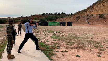 El secretario general de Vox, Javier Ortega Smith, dispara con un fusil de guerra HK G36 durante la visita a una instalación militar.
