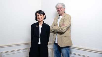 Ana María Cuervo, biologa molecular y experta en envejecimiento con uno de sus primeros mentores, el paleoantropólogo Juan Luis Arsuaga en la fundación, Conchita Rábago de Jiménez Díaz