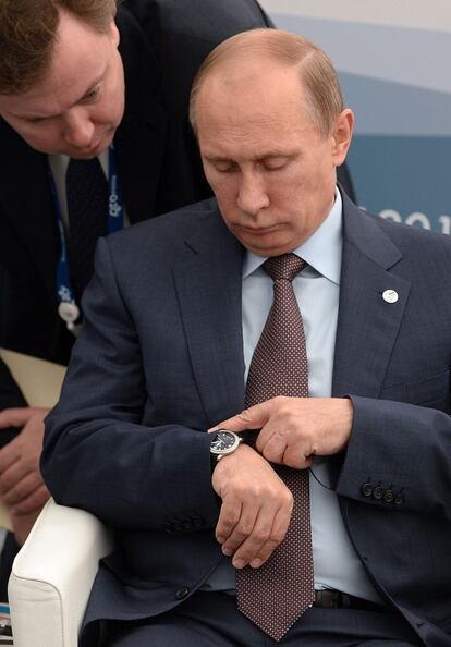 El presidente ruso, Vladimir Putin, mira su reloj durante una reunión en la cumbre del G-20.