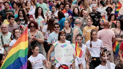 Diversas asociaciones en defensa de los derechos LGTBI han celebrado este miércoles una manifestación en la localidad de Náquera (Valencia) bajo el lema “Náquera Orgullosa”, tras el veto del nuevo consistorio liderado por Vox a la bandera del colectivo en los edificios municipales.