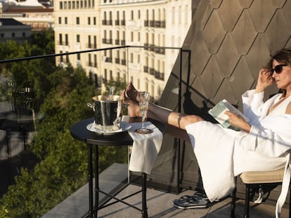 Luz leyendo un libro en la terraza de su suit en el Hotel Mandarín Oriental Ritz de Madrid.
