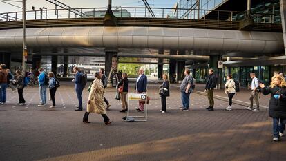 Varios ciudadanos esperan en fila su turno para votar en las elecciones al Parlamento Europeo, este jueves en La Haya.