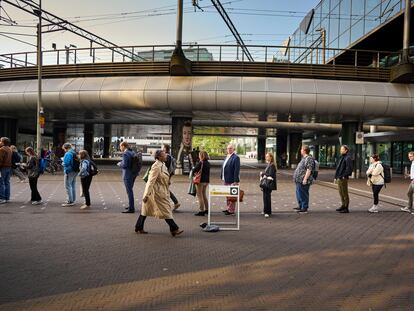 Varios ciudadanos esperan en fila su turno para votar en las elecciones al Parlamento Europeo, este jueves en La Haya.