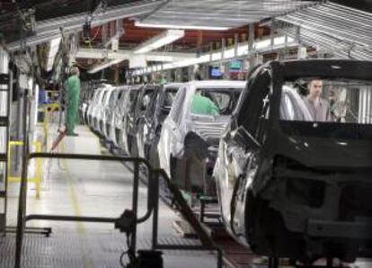 Una vista de la cadena de montaje de la factoría que General Motors España tiene en la localidad zaragozana de Figueruelas. EFE/Archivo