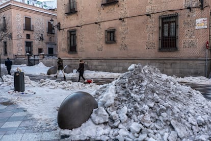 Nieve acumulada en la calle Arenal, este sábado.