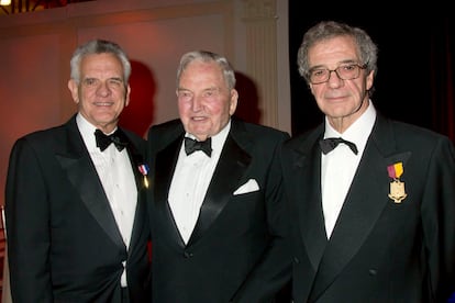 El presidente de la Américas Society, David Rockefeller (c), junto al presidente de Telefónica, César Alierta (d), y al empresario panameño Stanley Motta, tras ser galardonados estos últimos con la Medalla de oro de la Américas Society, en 2010.