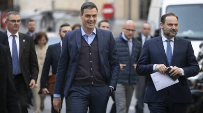 Pedro Sánchez llega junto a José Luis Ábalos a la Ejecutiva del PSOE.