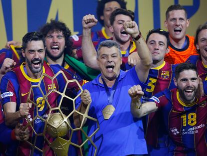 Entrerríos y Xavi Pascual, con el trofeo de la Champions, lo celebran junto al resto de la plantilla del Barça.