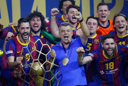 Entrerríos y Xavi Pascual, con el trofeo de la Champions, lo celebran junto al resto de la plantilla del Barça.