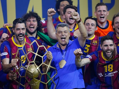 Entrerríos y Xavi Pascual, con el trofeo de la Champions, lo celebran junto al resto de la plantilla del Barça.