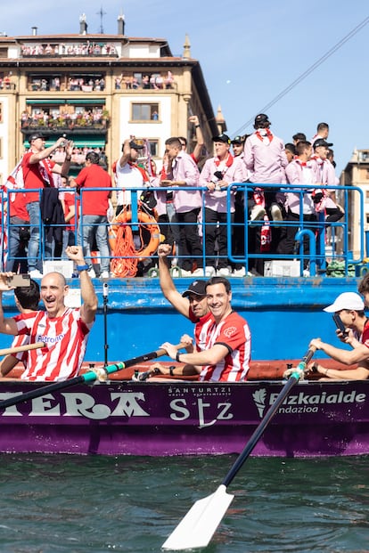 El candidato a lehendakari por el PNV, Imanol Pradales, bogando esta tarde con la trainera de 'La Sotera', durante la bajada de la gabarra.