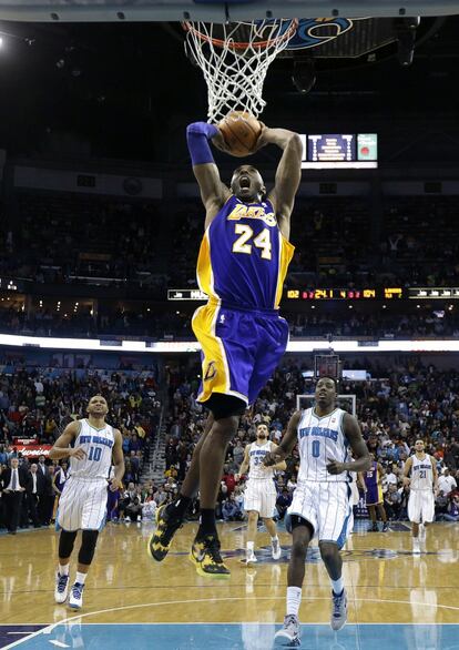 Kobe Bryant, en pleno 'vuelo' ante los Hornets.