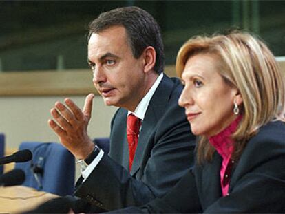José Luis Rodríguez Zapatero, ayer en Bruselas, con la eurodiputada socialista Rosa Díez.