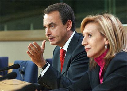 José Luis Rodríguez Zapatero, ayer en Bruselas, con la eurodiputada socialista Rosa Díez.