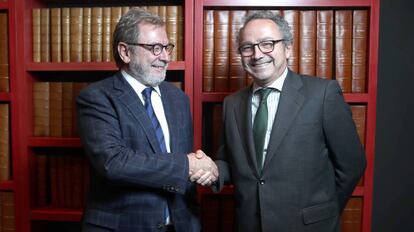 Juan Luis Cebrián (izquierda) y Manuel Polanco, tras el consejo de administración de PRISA.