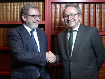 Juan Luis Cebrián (à esquerda) e Manuel Polanco depois do conselho de administração do PRISA.