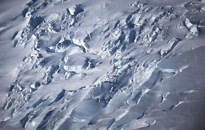 Vista de la costa oeste de la Antártida fotografiada desde la ventana de un avión de la NASA durante la Operación IceBridge, el 28 de octubre.