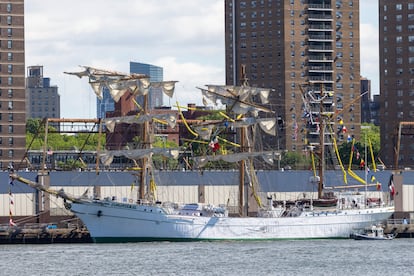 A la mañana del domingo el buque 'Cuauhtémoc' continuaba en el East River mientras se investigan las causas del accidente. 