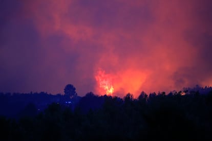 Incendio forestal de Benasau (Alicante), este martes por la noche.