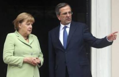 El primer ministro Griego, Andonis Samarás (der), recibe a la canciller alemana, Angela Merkel (izq), la pasada semana en la sede del gobierno griego de Atenas, en Grecia.