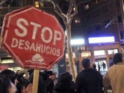 Protesta convocada por la plataforma Stop Desahuicios, en Zaragoza, en defensa de la Iniciativa Legislativa Popular (ILP) por la dación en pago retroactiva, la moratoria de desahucios y el alquiler social. EFE/Archivo