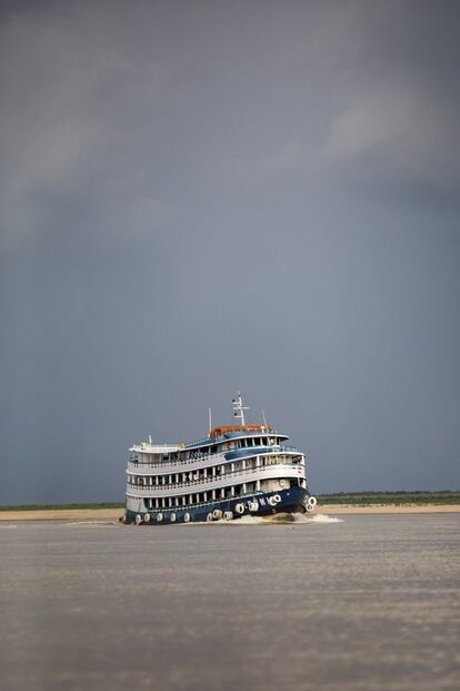 Un barco de madera transporta pasajeros y mercancía por el río Amazonas, cerca de la localidad de Manaquiri, próxima a Manaos.