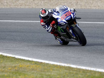 Jorge Lorenzo y su M1, con las alas a los lados.