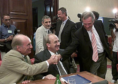 De izquierda a derecha, en primer término: Luis Mardones (PP), Joxe Joan González de Txabarri (PNV) y Xavier Trias (CiU). Detrás, Gaspar Llamazares (IU) y Jesús Caldera (PSOE).
