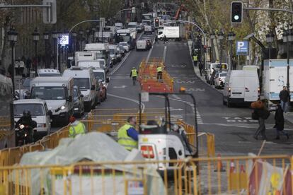 Obras en la calle de Atocha, en el centro de Madrid.