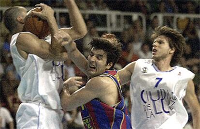 Prigioni coge el balón ante Bodiroga y su compañero de equipo Stojic.