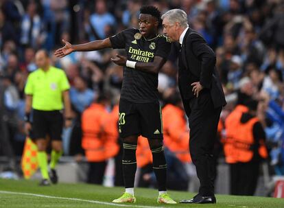 Vinícius Júnior recibe instrucciones del entrenador del Real Madrid, Carlo Ancelotti. 