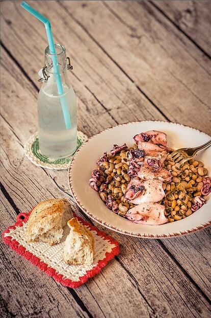 <p><b>Para acortar significativamente</b> el tiempo de preparación de esta y otras recetas solo hay que prepararla con legumbres ya hervidas, de bote o de cocedero. Si se consumen en conserva, es recomendable lavarlas en un colador bajo el grifo para eliminar los restos del líquido de conservación.</p> <p><i>Ingredientes </i>Para 4 personas: 360 gramos de judías secas, 500 gramos de calamarcitos limpios, 1 cebolla, 2 dientes de ajo, 1 hoja de laurel, 400 ml de fumet de pescado, 100 ml de brandi, 1 cucharada de perejil picado, una punta de semillas de hinojo, aceite de oliva, sal, pimienta recién molida.</p> <p><i>Preparación </i>1. Lavar bien y remojar las judías a temperatura ambiente durante al menos 8 horas (pueden dejarse toda la noche). 2. Tirar el agua de remojo y poner en una olla con 2 litros de agua fría, sal y una hoja de laurel, y hervir durante una hora aproximadamente (dependiendo de la dureza del agua, hay que ir comprobando la cocción), escurrir y reservar, desechando el laurel. 3. Reducir el fumet hasta ¼ de su volumen. En una sartén, dorar la cebolla pelada y picada, añadir el ajo y el hinojo, y sofreír un par de minutos más. Verter el brandi y subir el fuego para evaporar el alcohol. 4. Añadir las judías y el fumet reducido, removiendo durante 3-5 minutos hasta que se mezclen los sabores. 5. Espolvorear con el perejil y rectificar de sal y pimienta. 6. Emplatar las judías, en la misma sartén saltear los calamarcitos durante unos tres minutos y servirlos enseguida encima de las legumbres.</p>