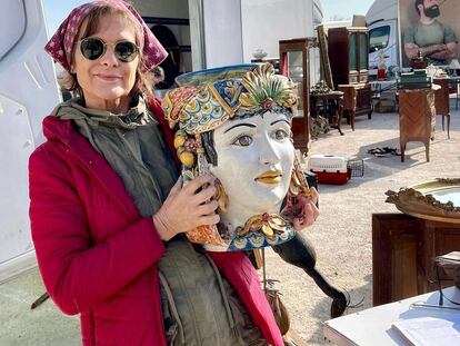 Arrojo y su marido viajan por mercadillos en Francia para traer cosas a su tienda en España.