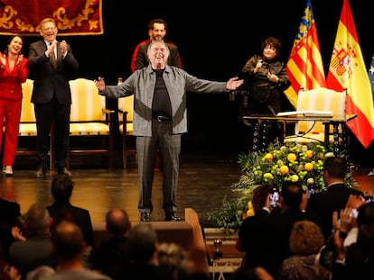 El cantante Joan Manuel Serrat, este viernes en el teatro Circo de Orihuela durante el acto de su nombramiento como hijo adoptivo. Al fondo, a la izquierda, la alcaldesa, Carolina Gracia, y el presidente valenciano, Ximo Puig, este viernes.