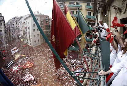 Miles de personas abarrotan la plaza del Ayuntamiento de Pamplona durante el lanzamiento del tradicional "txupinazo" desde el balcón de la casa consistorial. EFE/Jesús Diges