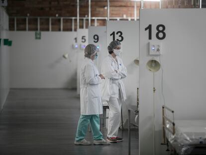 Personal sanitario atiende a un enfermo en una zona habilitada del Hospital del Mar de Barcelona.