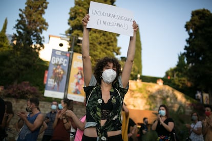 Protesta ante el teatro Grec de Barcelona el lunes por la orden de cancelación de actividades culturales.