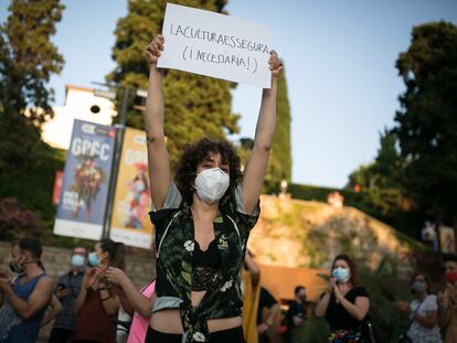 Protesta ante el teatro Grec de Barcelona el lunes por la orden de cancelación de actividades culturales.