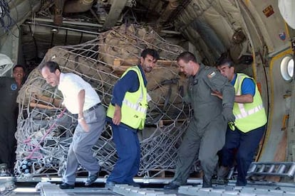 Personal sanitario militar jordano descarga ayuda humanitaria a su llegada al aeropuerto internacional Rafic Hariri de Beirut (Líbano).