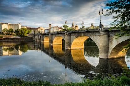 El puente de Piedra que cruza el río Ebro y por el que se accede a Logroño por el Camino de Santiago. 