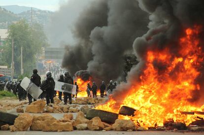 Los incidentes registrados durante las protestas se han saldado además con al menos 51 heridos y 25 detenidos. En la imagen, piedras lanzadas por los manifestantes a la policía durante los enfrentamientos en Oaxaca (México).